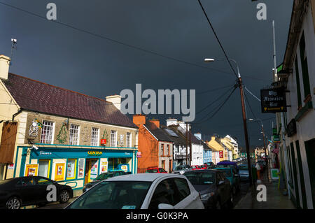 Ardara, County Donegal, Irland Wetter. 2. Mai 2016. Sonnenlicht erhellt Geschäfte und Häuser an der Hauptstraße nach dem Ableben von schweren Regenwolken vom Atlantik übergesiedelt. Der Tag wurde eine Mischung aus Sonne und kräftige Schauer von Hagel und Regen. Bildnachweis: Richard Wayman/Alamy Live-Nachrichten Stockfoto