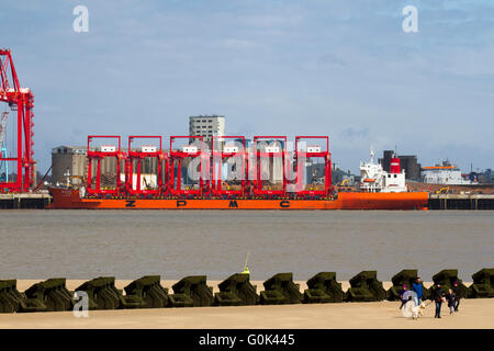 Operative Cantilever Rail-Mounted Gantry (CRMG)-Krane in Liverpool, Merseyside, Großbritannien, 2. Mai 2016. Chinesische Stahlkrane kommen in der Mersey an. Das Schiff Zhen Hua ist von einem Dock in Nantong, China, gestartet und trug sechs Krane, die auf dem £300m Liverpool2 Tiefwasser-Container-Terminal-Bauprojekt verwendet werden. Das von Peel Ports geleitete Programm zielt darauf ab, die Flussmündung von Mersey zu vertiefen, um einige der größten Boote der Welt unterbringen zu können. Insgesamt werden ‘Rahmen von Liverpool2 acht Ship-to-Shore-Megamax-Krane und 22 freitragende, auf Schienen montierte Portalkrane an Peel Ports geliefert. Stockfoto