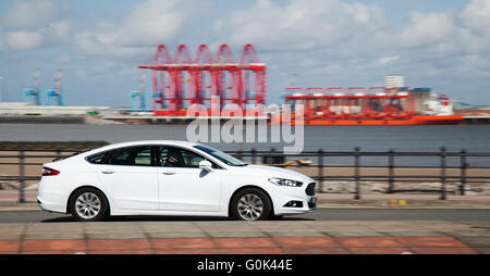 Operative Cantilever Rail-Mounted Gantry (CRMG)-Krane in Liverpool, Merseyside, Großbritannien, 2. Mai 2016. Chinesische Stahlkrane kommen in der Mersey an. Das Schiff Zhen Hua ist von einem Dock in Nantong, China, gestartet und trug sechs Krane, die auf dem £300m Liverpool2 Tiefwasser-Container-Terminal-Bauprojekt verwendet werden. Das von Peel Ports geleitete Programm zielt darauf ab, die Flussmündung von Mersey zu vertiefen, um einige der größten Boote der Welt unterbringen zu können. Insgesamt werden ‘Rahmen von Liverpool2 acht Ship-to-Shore-Megamax-Krane und 22 freitragende, auf Schienen montierte Portalkrane an Peel Ports geliefert. Stockfoto