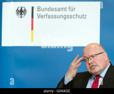 Berlin, Deutschland. 2. Mai 2016. Peter Altmaier (CDU), Chef des Bundeskanzleramts, spricht während einer Pressekonferenz anlässlich des Symposiums "Der islamische Staat - A Global Threat" in Berlin, Deutschland, 2. Mai 2016. Foto: SOEREN STACHE/Dpa/Alamy Live News Stockfoto