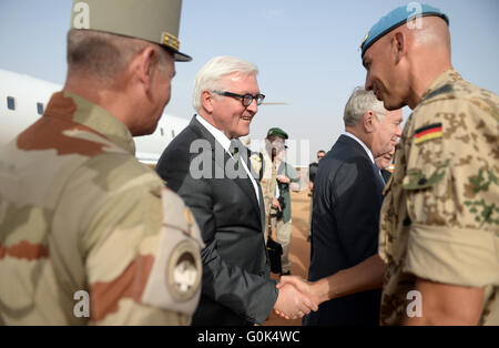 Gao, Mali. 2. Mai 2016. Der deutsche Außenminister Frank-Walter Steinmeier (SPD, c) kommt am Flughafen an und grüßt ein Soldat des deutschen Kontingents in Gao, Mali, 2. Mai 2016. Foto: BRITTA PEDERSEN/Dpa/Alamy Live News Stockfoto