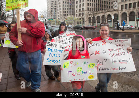 Detroit, Michigan/USA - 2. Mai 2016 - Lehrer an öffentlichen Schulen als krank und pfählte Sitz der Detroit Public Schools, weigert sich, ohne Bezahlung arbeiten. Die Michigan Gesetzgebung lieferte nicht die finanziellen Mittel für das Schulsystem nach dem 30. Juni zu betreiben. (Da die meisten Lehrer das ganze Jahr über regelmäßig bezahlt werden, haben sie bereits getan die Arbeit, für die sie in den Sommermonaten bezahlt werden würde.) Die Kranken-Out geschlossen alle außer drei 97 öffentlichen Schulen der Stadt. Bildnachweis: Jim West/Alamy Live-Nachrichten Stockfoto