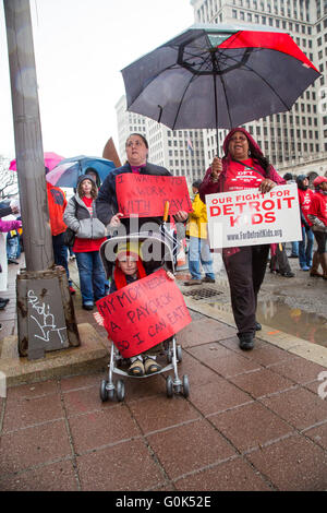 Detroit, Michigan/USA - 2. Mai 2016 - Lehrer an öffentlichen Schulen als krank und pfählte Sitz der Detroit Public Schools, weigert sich, ohne Bezahlung arbeiten. Die Michigan Gesetzgebung lieferte nicht die finanziellen Mittel für das Schulsystem nach dem 30. Juni zu betreiben. (Da die meisten Lehrer das ganze Jahr über regelmäßig bezahlt werden, haben sie bereits getan die Arbeit, für die sie in den Sommermonaten bezahlt werden würde.) Die Kranken-Out geschlossen alle außer drei 97 öffentlichen Schulen der Stadt. Bildnachweis: Jim West/Alamy Live-Nachrichten Stockfoto