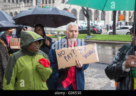 Detroit, Michigan/USA - 2. Mai 2016 - Lehrer an öffentlichen Schulen als krank und pfählte Sitz der Detroit Public Schools, weigert sich, ohne Bezahlung arbeiten. Die Michigan Gesetzgebung lieferte nicht die finanziellen Mittel für das Schulsystem nach dem 30. Juni zu betreiben. (Da die meisten Lehrer das ganze Jahr über regelmäßig bezahlt werden, haben sie bereits getan die Arbeit, für die sie in den Sommermonaten bezahlt werden würde.) Die Kranken-Out geschlossen alle außer drei 97 öffentlichen Schulen der Stadt. Bildnachweis: Jim West/Alamy Live-Nachrichten Stockfoto