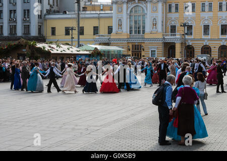 Russland, Moskau Frühlingsfest weiter auf den Straßen und Plätzen von Moskau 2. Mai 2016. Das Festival ist verbunden mit einer Reihe von russische Feiertage: Russisch-orthodoxe Osterfest und Arbeiter Tag, der am 1. Mai gefeiert werden sollen und Tag des Sieges, 9. Mai. Straßen und Plätze von Moskau sind für gute Laune fröhlich dekoriert. Maskenball des Bolschoi-Theaters. Nicht identifizierte Personen aller Altersgruppen tanzen und Spaß haben, auch wenn sie kein Kostüm. Dies ist die erste Aufführung aller Zeiten von dem Bolschoi-Theater. Bildnachweis: Alex Bilder/Alamy Live-Nachrichten Stockfoto