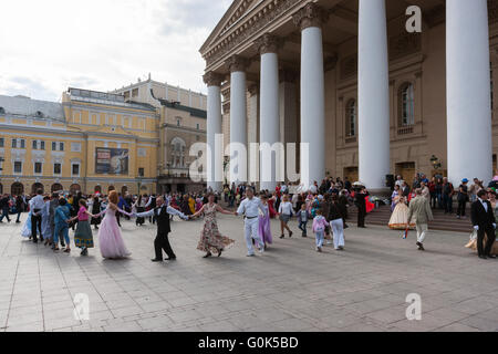 Russland, Moskau Frühlingsfest weiter auf den Straßen und Plätzen von Moskau 2. Mai 2016. Das Festival ist verbunden mit einer Reihe von russische Feiertage: Russisch-orthodoxe Osterfest und Arbeiter Tag, der am 1. Mai gefeiert werden sollen und Tag des Sieges, 9. Mai. Straßen und Plätze von Moskau sind für gute Laune fröhlich dekoriert. Maskenball des Bolschoi-Theaters. Nicht identifizierte Personen aller Altersgruppen tanzen und Spaß haben, auch wenn sie kein Kostüm. Dies ist die erste Aufführung aller Zeiten von dem Bolschoi-Theater. Bildnachweis: Alex Bilder/Alamy Live-Nachrichten Stockfoto