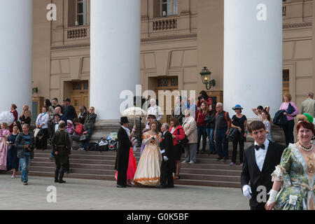 Russland, Moskau Frühlingsfest weiter auf den Straßen und Plätzen von Moskau 2. Mai 2016. Das Festival ist verbunden mit einer Reihe von russische Feiertage: Russisch-orthodoxe Osterfest und Arbeiter Tag, der am 1. Mai gefeiert werden sollen und Tag des Sieges, 9. Mai. Straßen und Plätze von Moskau sind für gute Laune fröhlich dekoriert. Maskenball des Bolschoi-Theaters. Nicht identifizierte Personen aller Altersgruppen tanzen und Spaß haben, auch wenn sie kein Kostüm. Dies ist die erste Aufführung aller Zeiten von dem Bolschoi-Theater. Bildnachweis: Alex Bilder/Alamy Live-Nachrichten Stockfoto