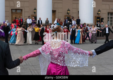 Russland, Moskau Frühlingsfest weiter auf den Straßen und Plätzen von Moskau 2. Mai 2016. Das Festival ist verbunden mit einer Reihe von russische Feiertage: Russisch-orthodoxe Osterfest und Arbeiter Tag, der am 1. Mai gefeiert werden sollen und Tag des Sieges, 9. Mai. Straßen und Plätze von Moskau sind für gute Laune fröhlich dekoriert. Maskenball des Bolschoi-Theaters. Nicht identifizierte Personen aller Altersgruppen tanzen und Spaß haben, auch wenn sie kein Kostüm. Dies ist die erste Aufführung aller Zeiten von dem Bolschoi-Theater. Bildnachweis: Alex Bilder/Alamy Live-Nachrichten Stockfoto