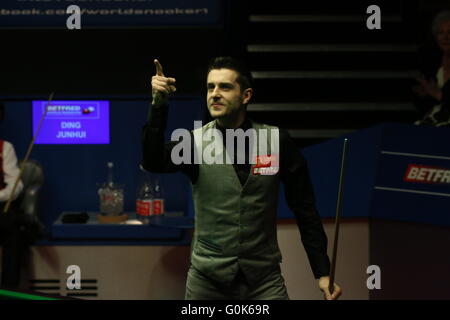 Sheffield, UK. 2. Mai 2016. 2.5.2016: Mark Selby wurde gekrönt Snooker Weltmeister zum zweiten Mal nach einer Aufnahme 18-14 Sieg über Ding Junhui in den Tiegel. © Michael Cullen/ZUMA Draht/Alamy Live-Nachrichten Stockfoto