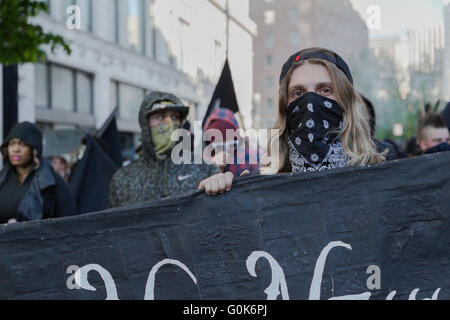 Seattle, USA. 1. Mai 2016. Anti-Kapitalist/Polizei Demonstranten ändern eine Route nach einem kurzen Crash am Startpunkt. Stockfoto