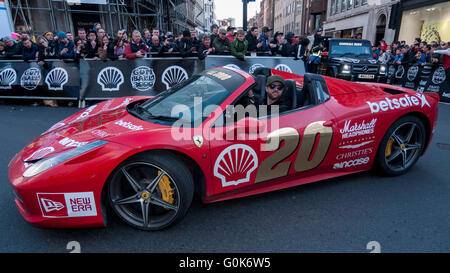 London, UK.  2. Mai 2016.  Supersportwagen in der Gumball 3000-Rennen kommen in der Regent Street wie große Menschenmengen aussehen auf.  Gumball 3000 sieht über 100 Supersportwagen Flug von Dublin nach Bukarest, Halt an großen Städten En route einschließlich London.  Bildnachweis: Stephen Chung / Alamy Live News Stockfoto