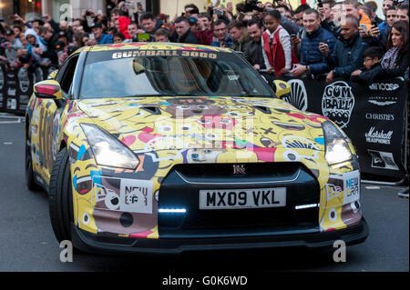 London, UK.  2. Mai 2016.  Supersportwagen in der Gumball 3000-Rennen kommen in der Regent Street wie große Menschenmengen aussehen auf.  Gumball 3000 sieht über 100 Supersportwagen Flug von Dublin nach Bukarest, Halt an großen Städten En route einschließlich London.  Bildnachweis: Stephen Chung / Alamy Live News Stockfoto