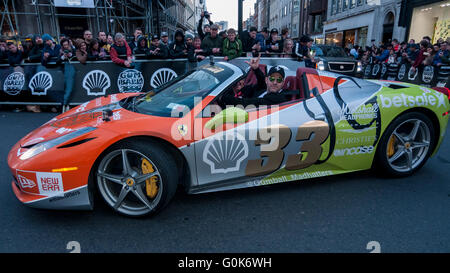 London, UK.  2. Mai 2016.  Supersportwagen in der Gumball 3000-Rennen kommen in der Regent Street wie große Menschenmengen aussehen auf.  Gumball 3000 sieht über 100 Supersportwagen Flug von Dublin nach Bukarest, Halt an großen Städten En route einschließlich London.  Bildnachweis: Stephen Chung / Alamy Live News Stockfoto