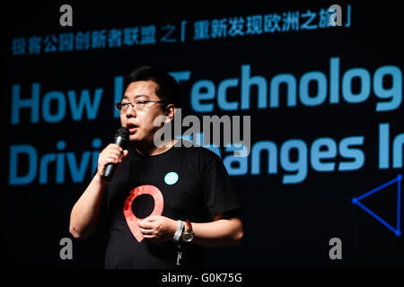 Berlin, Deutschland. 2. Mai 2016. Zhang Peng, Gründer von GeekPark, spricht während der Sondertagung "Wie technologischen Innovationen fahren Veränderungen in China ist" des 10. sind: Publica "Internet-Konferenz in Berlin, Deutschland, am 2. Mai 2016. Mehr als 700 Referenten aus 60 Ländern und Regionen und rund 8.000 Teilnehmer am 10. sammeln würde sind: Publica "Internet-Konferenz, die jährlich in Berlin stattfindet. Bildnachweis: Zhang Fan/Xinhua/Alamy Live-Nachrichten Stockfoto