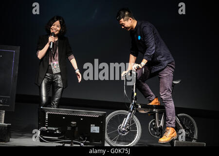 Berlin, Deutschland. 2. Mai 2016. Zhang Xiangdong (R), Co-Gründer und CEO von 700Bike, fährt Fahrrad seines Unternehmens auf der Bühne während der Sondertagung "Wie technologischen Innovationen fahren Veränderungen in China ist" des 10. sind: Publica "Internet-Konferenz in Berlin, Deutschland, am 2. Mai 2016. Mehr als 700 Referenten aus 60 Ländern und Regionen und rund 8.000 Teilnehmer am 10. sammeln würde sind: Publica "Internet-Konferenz, die jährlich in Berlin stattfindet. Bildnachweis: Zhang Fan/Xinhua/Alamy Live-Nachrichten Stockfoto