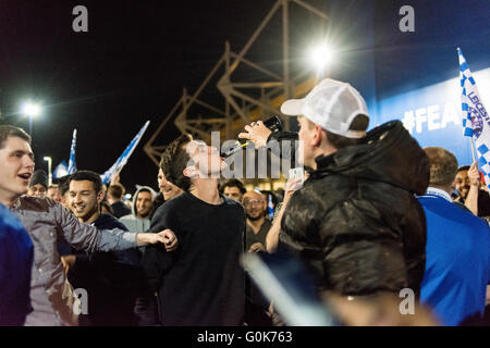 Leicester, UK. 3. Mai 2016. Leicester City-Fans sind auf den Straßen heute Abend feiert die Premier Liga-Titel, nachdem ein 2: 2 Unentschieden zwischen Chelsea und treibt eine Spiel, das Tottenham gewinnen musste. Die Stadt gekommen, um einen Stillstand-Straßen-Block mit Autos klingende Hörner, die King power Stadion eine Masse von Leicester City-Fans, die nicht jederzeit bald nach Hause fahren. Bildnachweis: Ian Francis/Alamy Live-Nachrichten Stockfoto