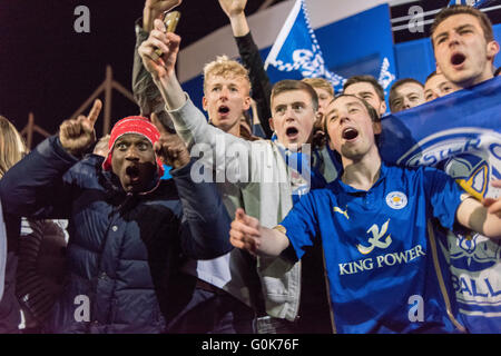 Leicester, UK. 3. Mai 2016. Leicester City-Fans sind auf den Straßen heute Abend feiert die Premier Liga-Titel, nachdem ein 2: 2 Unentschieden zwischen Chelsea und treibt eine Spiel, das Tottenham gewinnen musste. Die Stadt gekommen, um einen Stillstand-Straßen-Block mit Autos klingende Hörner, die King power Stadion eine Masse von Leicester City-Fans, die nicht jederzeit bald nach Hause fahren. Bildnachweis: Ian Francis/Alamy Live-Nachrichten Stockfoto