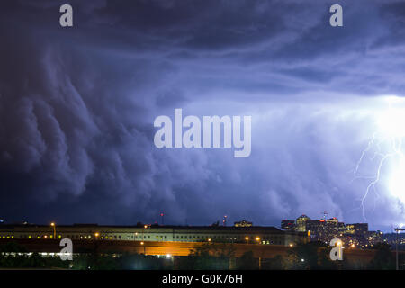 Arlington, Virginia, USA. 2. Mai 2016. Blitz leuchtet Gewitterwolken, wie schwere Stürme durch die Umgebung von Washington DC zu bewegen. Joseph Gruber/Alamy Live-Nachrichten Stockfoto