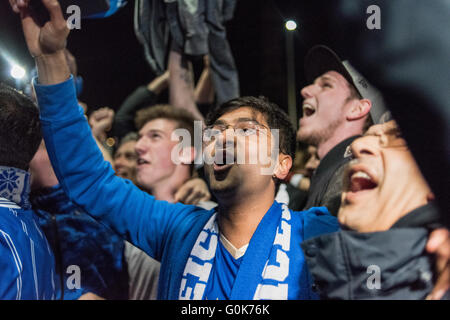 Leicester, Großbritannien. 03. Mai 2016. Leicester City Fans auf der Straße stehen heute Abend feiert die Premier League Titel, nach einem 2:2-Unentschieden zwischen Chelsea und treibt ein Spiel, das sich Tottenham hatte zu gewinnen. Die Stadt ist zum Stillstand gekommen, blockieren Straßen mit Autos klingenden Hörnern, die King Power Stadion eine Masse von Leicester City Fans, die nicht jederzeit bald nach Hause gehen. Credit: Ian Francis/Alamy leben Nachrichten Stockfoto