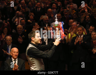 Sheffield. 2. Mai 2016. Mark Selby von England feiert mit der Trophäe nach dem Sieg im Endspiel gegen Ding Junhui of China bei der World Snooker Championship 2016 im Crucible Theatre in Sheffield, England am 2. Mai 2016. Bildnachweis: Han Yan/Xinhua/Alamy Live-Nachrichten Stockfoto