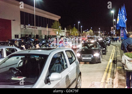 Leicester, UK. 3. Mai 2016. Leicester City-Fans sind auf den Straßen heute Abend feiert die Premier Liga-Titel, nachdem ein 2: 2 Unentschieden zwischen Chelsea und treibt eine Spiel, das Tottenham gewinnen musste. Die Stadt gekommen, um einen Stillstand-Straßen-Block mit Autos klingende Hörner, die King power Stadion eine Masse von Leicester City-Fans, die nicht jederzeit bald nach Hause fahren. Bildnachweis: Ian Francis/Alamy Live-Nachrichten Stockfoto