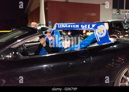 Leicester, UK. 3. Mai 2016. Leicester City-Fans sind auf den Straßen heute Abend feiert die Premier Liga-Titel, nachdem ein 2: 2 Unentschieden zwischen Chelsea und treibt eine Spiel, das Tottenham gewinnen musste. Die Stadt gekommen, um einen Stillstand-Straßen-Block mit Autos klingende Hörner, die King power Stadion eine Masse von Leicester City-Fans, die nicht jederzeit bald nach Hause fahren. Bildnachweis: Ian Francis/Alamy Live-Nachrichten Stockfoto