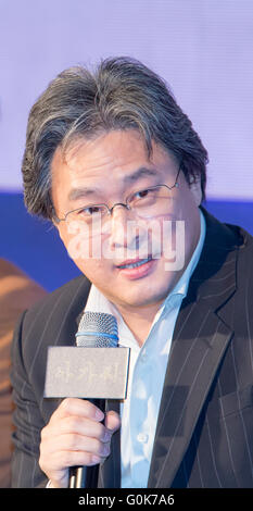 Park Chan-Wook, 2. Mai 2016: südkoreanische Regisseur Park Chan-Wook besucht eine Pressekonferenz für seinen Film "Die Magd" in Seoul, Südkorea. Der Thriller wurde für die wichtigsten Wettbewerbskategorie der 69. Filmfestspiele von Cannes eingeladen, die in Cannes von 11-22 Mai stattfinden wird. Der Film wurde von Sarah Waters Roman Fingersmith angepasst. Bildnachweis: Lee Jae-Won/AFLO/Alamy Live-Nachrichten Stockfoto