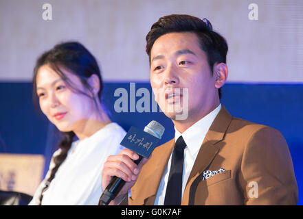 Kim Min-Hee und Ha Jung-woo, 2. Mai 2016: Darsteller Kim Min-Hee und Ha Jung-woo (R) besuchen eine Pressekonferenz für ihren Film, "Die Magd" in Seoul, Südkorea. Der Thriller wurde für die wichtigsten Wettbewerbskategorie der 69. Filmfestspiele von Cannes eingeladen, die in Cannes von 11-22 Mai stattfinden wird. Der Film wurde von Sarah Waters Roman Fingersmith angepasst. Bildnachweis: Lee Jae-Won/AFLO/Alamy Live-Nachrichten Stockfoto