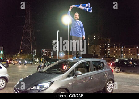 Leicester, UK. 3. Mai 2016. Leicester City-Fans sind auf den Straßen heute Abend feiert die Premier Liga-Titel, nachdem ein 2: 2 Unentschieden zwischen Chelsea und treibt eine Spiel, das Tottenham gewinnen musste. Die Stadt gekommen, um einen Stillstand-Straßen-Block mit Autos klingende Hörner, die King power Stadion eine Masse von Leicester City-Fans, die nicht jederzeit bald nach Hause fahren. Bildnachweis: Ian Francis/Alamy Live-Nachrichten Stockfoto