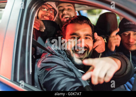 Leicester, UK. 3. Mai 2016. Leicester City-Fans sind auf den Straßen heute Abend feiert die Premier Liga-Titel, nachdem ein 2: 2 Unentschieden zwischen Chelsea und treibt eine Spiel, das Tottenham gewinnen musste. Die Stadt gekommen, um einen Stand noch Straßen Block mit Autos klingende Hörner, die King power Stadion eine Masse von Leicester City-Fans, die nicht nach Hause, jederzeit schnell gehen. Bildnachweis: Ian Francis/Alamy Live-Nachrichten Stockfoto