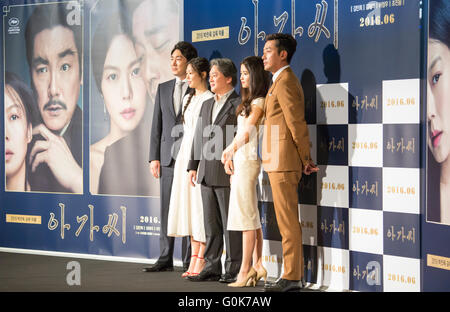 Cho-Jin-Woong, Kim Min-Hee Kim Tae-ri, Ha Jung-woo und Park Chan-Wook, 2. Mai 2016: Darsteller Cho Jin-Woong (L), Kim Min-Hee (2 L), Kim Tae-ri (2. R) und Ha Jung-woo (R) stellen mit Regisseur Park Chan-Wook während einer Pressekonferenz für ihren Film, "Die Magd" in Seoul, Südkorea. Der Thriller wurde für die wichtigsten Wettbewerbskategorie der 69. Filmfestspiele von Cannes eingeladen, die in Cannes von 11-22 Mai stattfinden wird. Der Film wurde von Sarah Waters Roman Fingersmith angepasst. Bildnachweis: Lee Jae-Won/AFLO/Alamy Live-Nachrichten Stockfoto