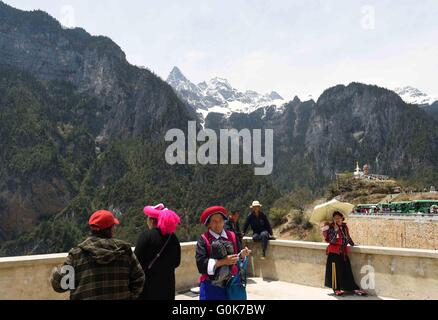 Shangri-La, China. 2. Mai 2016. Touristen genießen die Landschaft auf den Balagezong Schneeberg im Shangri-La, der südwestlichen chinesischen Provinz Yunnan, 2. Mai 2016. Balagezong Schneeberg, der 5.545 m über dem Meeresspiegel, ist der höchste Gipfel des Shangri-La-Region. Bildnachweis: Xinhua/Alamy Live-Nachrichten Stockfoto