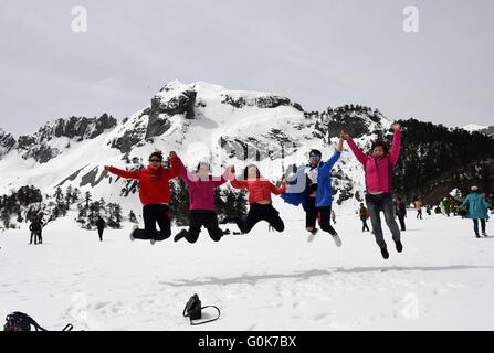 Shangri-La, China. 2. Mai 2016. Touristen springen für ein Foto auf dem Balagezong-Schneeberg in Shangri-La, der südwestlichen chinesischen Provinz Yunnan, 2. Mai 2016. Balagezong Schneeberg, der 5.545 m über dem Meeresspiegel, ist der höchste Gipfel des Shangri-La-Region. Bildnachweis: Xinhua/Alamy Live-Nachrichten Stockfoto