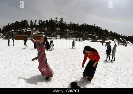 Shangri-La, China. 2. Mai 2016. Touristen genießen die Landschaft auf den Balagezong Schneeberg im Shangri-La, der südwestlichen chinesischen Provinz Yunnan, 2. Mai 2016. Balagezong Schneeberg, der 5.545 m über dem Meeresspiegel, ist der höchste Gipfel des Shangri-La-Region. Bildnachweis: Xinhua/Alamy Live-Nachrichten Stockfoto