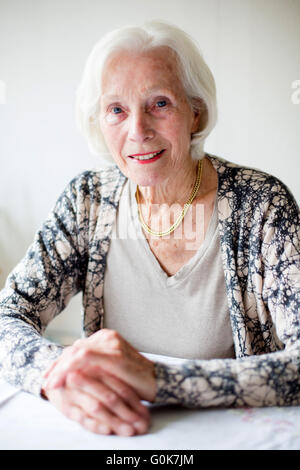 Hamburg, Deutschland. 30. April 2016. Brigitte Weden sitzen in Erben Wohnung in Hamburg, Deutschland, 30. April 2016. Foto: CHRISTIAN CHARISIUS/Dpa/Alamy Live News Stockfoto