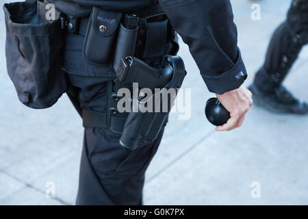 Seattle, WA, USA. 1 s Mai 2016. Ein Polizist hält einen "Blast Ball', einer von Masse Zerstäubungseinrichtungen gegen Demonstranten eingesetzt. Stockfoto