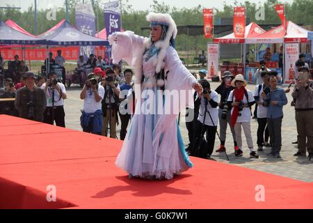 Dongying, Dongying, CHN. 30. April 2016. Dongying, CHINA - 30. April 2016: (Nur zur redaktionellen Verwendung. CHINA aus) ein Mann cross-dressed als die duftenden Konkubine und tanzte in einer Aktivität in Dongying. Sie ist eine Figur in der chinesischen Legende, die als eine Gemahlin von Kaiser Qianlong im 18. Jahrhundert eingenommen wurde. Umso bemerkenswerter, als ihre Schönheit war der Duft, die ihren Körper natürlich produziert, der Schmetterlinge anziehen können. © SIPA Asien/ZUMA Draht/Alamy Live-Nachrichten Stockfoto