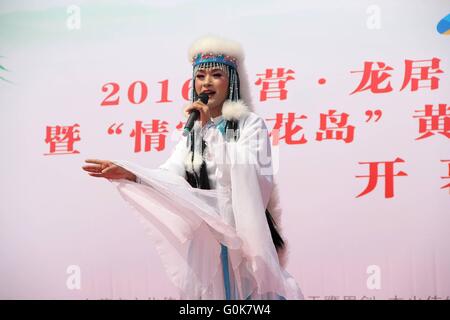 Dongying, Dongying, CHN. 30. April 2016. Dongying, CHINA - 30. April 2016: (Nur zur redaktionellen Verwendung. CHINA aus) ein Mann cross-dressed als die duftenden Konkubine und tanzte in einer Aktivität in Dongying. Sie ist eine Figur in der chinesischen Legende, die als eine Gemahlin von Kaiser Qianlong im 18. Jahrhundert eingenommen wurde. Umso bemerkenswerter, als ihre Schönheit war der Duft, die ihren Körper natürlich produziert, der Schmetterlinge anziehen können. © SIPA Asien/ZUMA Draht/Alamy Live-Nachrichten Stockfoto