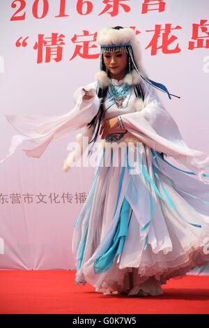 Dongying, Dongying, CHN. 30. April 2016. Dongying, CHINA - 30. April 2016: (Nur zur redaktionellen Verwendung. CHINA aus) ein Mann cross-dressed als die duftenden Konkubine und tanzte in einer Aktivität in Dongying. Sie ist eine Figur in der chinesischen Legende, die als eine Gemahlin von Kaiser Qianlong im 18. Jahrhundert eingenommen wurde. Umso bemerkenswerter, als ihre Schönheit war der Duft, die ihren Körper natürlich produziert, der Schmetterlinge anziehen können. © SIPA Asien/ZUMA Draht/Alamy Live-Nachrichten Stockfoto