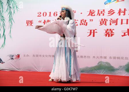 Dongying, Dongying, CHN. 30. April 2016. Dongying, CHINA - 30. April 2016: (Nur zur redaktionellen Verwendung. CHINA aus) ein Mann cross-dressed als die duftenden Konkubine und tanzte in einer Aktivität in Dongying. Sie ist eine Figur in der chinesischen Legende, die als eine Gemahlin von Kaiser Qianlong im 18. Jahrhundert eingenommen wurde. Umso bemerkenswerter, als ihre Schönheit war der Duft, die ihren Körper natürlich produziert, der Schmetterlinge anziehen können. © SIPA Asien/ZUMA Draht/Alamy Live-Nachrichten Stockfoto