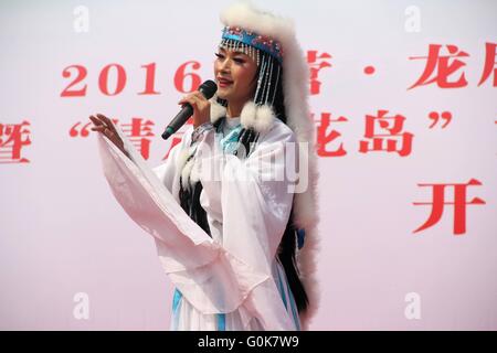 Dongying, Dongying, CHN. 30. April 2016. Dongying, CHINA - 30. April 2016: (Nur zur redaktionellen Verwendung. CHINA aus) ein Mann cross-dressed als die duftenden Konkubine und tanzte in einer Aktivität in Dongying. Sie ist eine Figur in der chinesischen Legende, die als eine Gemahlin von Kaiser Qianlong im 18. Jahrhundert eingenommen wurde. Umso bemerkenswerter, als ihre Schönheit war der Duft, die ihren Körper natürlich produziert, der Schmetterlinge anziehen können. © SIPA Asien/ZUMA Draht/Alamy Live-Nachrichten Stockfoto