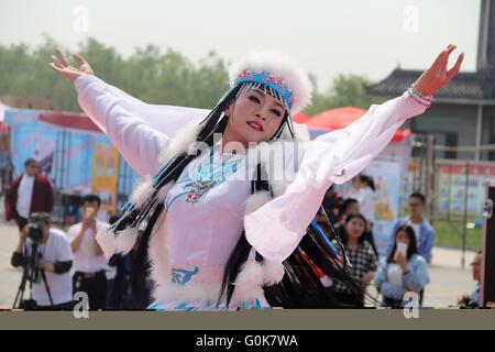 Dongying, Dongying, CHN. 30. April 2016. Dongying, CHINA - 30. April 2016: (Nur zur redaktionellen Verwendung. CHINA aus) ein Mann cross-dressed als die duftenden Konkubine und tanzte in einer Aktivität in Dongying. Sie ist eine Figur in der chinesischen Legende, die als eine Gemahlin von Kaiser Qianlong im 18. Jahrhundert eingenommen wurde. Umso bemerkenswerter, als ihre Schönheit war der Duft, die ihren Körper natürlich produziert, der Schmetterlinge anziehen können. © SIPA Asien/ZUMA Draht/Alamy Live-Nachrichten Stockfoto