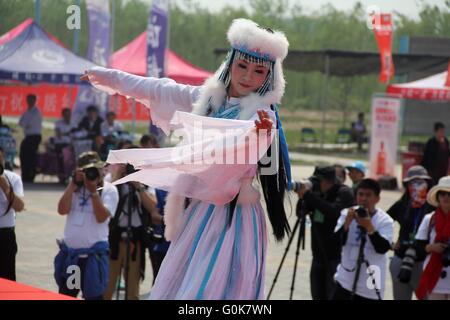 Dongying, Dongying, CHN. 30. April 2016. Dongying, CHINA - 30. April 2016: (Nur zur redaktionellen Verwendung. CHINA aus) ein Mann cross-dressed als die duftenden Konkubine und tanzte in einer Aktivität in Dongying. Sie ist eine Figur in der chinesischen Legende, die als eine Gemahlin von Kaiser Qianlong im 18. Jahrhundert eingenommen wurde. Umso bemerkenswerter, als ihre Schönheit war der Duft, die ihren Körper natürlich produziert, der Schmetterlinge anziehen können. © SIPA Asien/ZUMA Draht/Alamy Live-Nachrichten Stockfoto