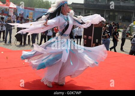 Dongying, Dongying, CHN. 30. April 2016. Dongying, CHINA - 30. April 2016: (Nur zur redaktionellen Verwendung. CHINA aus) ein Mann cross-dressed als die duftenden Konkubine und tanzte in einer Aktivität in Dongying. Sie ist eine Figur in der chinesischen Legende, die als eine Gemahlin von Kaiser Qianlong im 18. Jahrhundert eingenommen wurde. Umso bemerkenswerter, als ihre Schönheit war der Duft, die ihren Körper natürlich produziert, der Schmetterlinge anziehen können. © SIPA Asien/ZUMA Draht/Alamy Live-Nachrichten Stockfoto