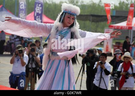 Dongying, Dongying, CHN. 30. April 2016. Dongying, CHINA - 30. April 2016: (Nur zur redaktionellen Verwendung. CHINA aus) ein Mann cross-dressed als die duftenden Konkubine und tanzte in einer Aktivität in Dongying. Sie ist eine Figur in der chinesischen Legende, die als eine Gemahlin von Kaiser Qianlong im 18. Jahrhundert eingenommen wurde. Umso bemerkenswerter, als ihre Schönheit war der Duft, die ihren Körper natürlich produziert, der Schmetterlinge anziehen können. © SIPA Asien/ZUMA Draht/Alamy Live-Nachrichten Stockfoto