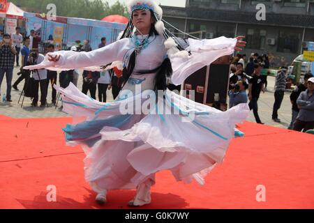 Dongying, Dongying, CHN. 30. April 2016. Dongying, CHINA - 30. April 2016: (Nur zur redaktionellen Verwendung. CHINA aus) ein Mann cross-dressed als die duftenden Konkubine und tanzte in einer Aktivität in Dongying. Sie ist eine Figur in der chinesischen Legende, die als eine Gemahlin von Kaiser Qianlong im 18. Jahrhundert eingenommen wurde. Umso bemerkenswerter, als ihre Schönheit war der Duft, die ihren Körper natürlich produziert, der Schmetterlinge anziehen können. © SIPA Asien/ZUMA Draht/Alamy Live-Nachrichten Stockfoto