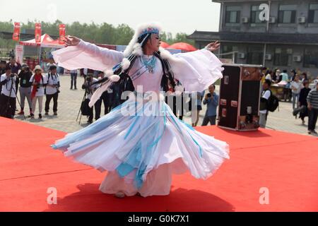 Dongying, Dongying, CHN. 30. April 2016. Dongying, CHINA - 30. April 2016: (Nur zur redaktionellen Verwendung. CHINA aus) ein Mann cross-dressed als die duftenden Konkubine und tanzte in einer Aktivität in Dongying. Sie ist eine Figur in der chinesischen Legende, die als eine Gemahlin von Kaiser Qianlong im 18. Jahrhundert eingenommen wurde. Umso bemerkenswerter, als ihre Schönheit war der Duft, die ihren Körper natürlich produziert, der Schmetterlinge anziehen können. © SIPA Asien/ZUMA Draht/Alamy Live-Nachrichten Stockfoto