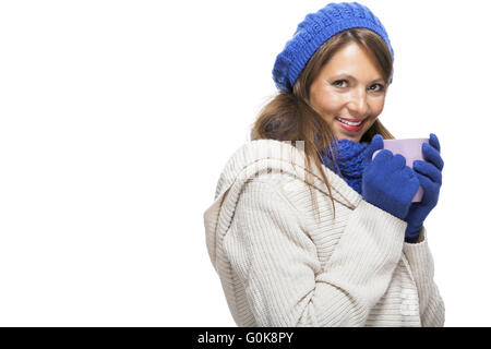 Lächelnde Frau in Winter-Outfit hautnah Stockfoto