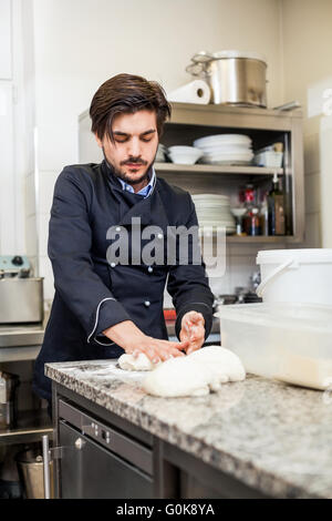 Chef wirft Teig und Gebäck Stockfoto