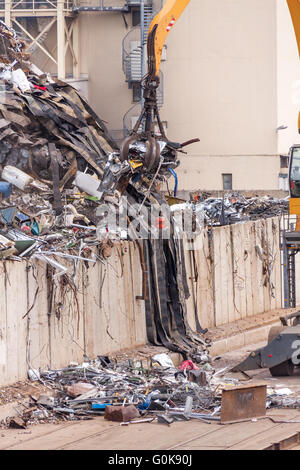 Lastkahn wird geladen oder abgeladen Stockfoto